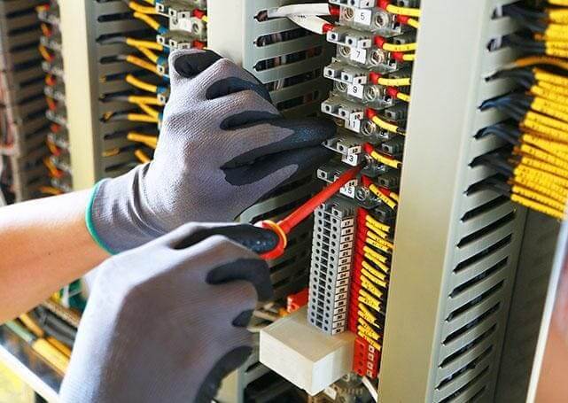 Pracownik naprawiający złącza sieciowe